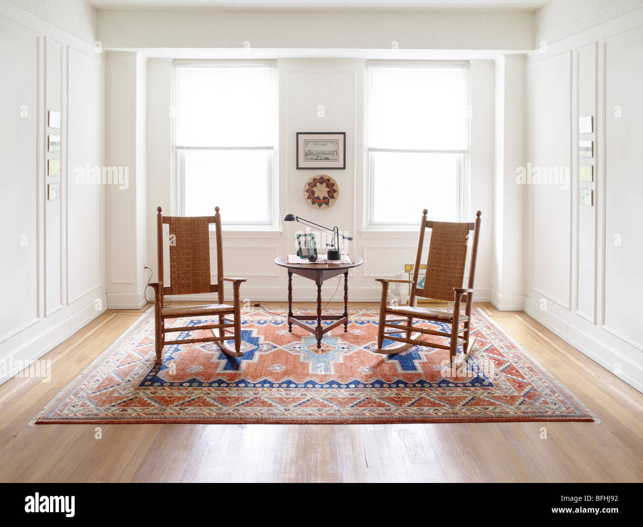 Due sedie a dondolo in camera bianca con una luce brillante grazie a Windows Foto Stock