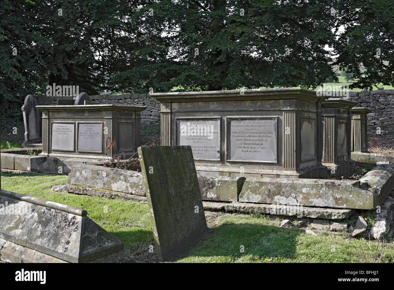 Graves Memoriali in grande Longstone sagrato nel Derbyshire Inghilterra Foto Stock