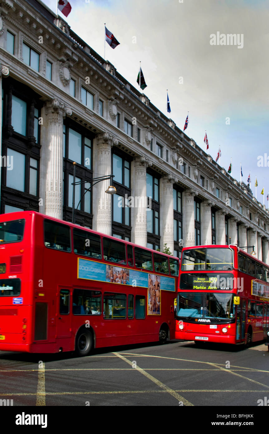 Europa, Regno Unito, Inghilterra, London, Oxford Street selfridges bus Foto Stock