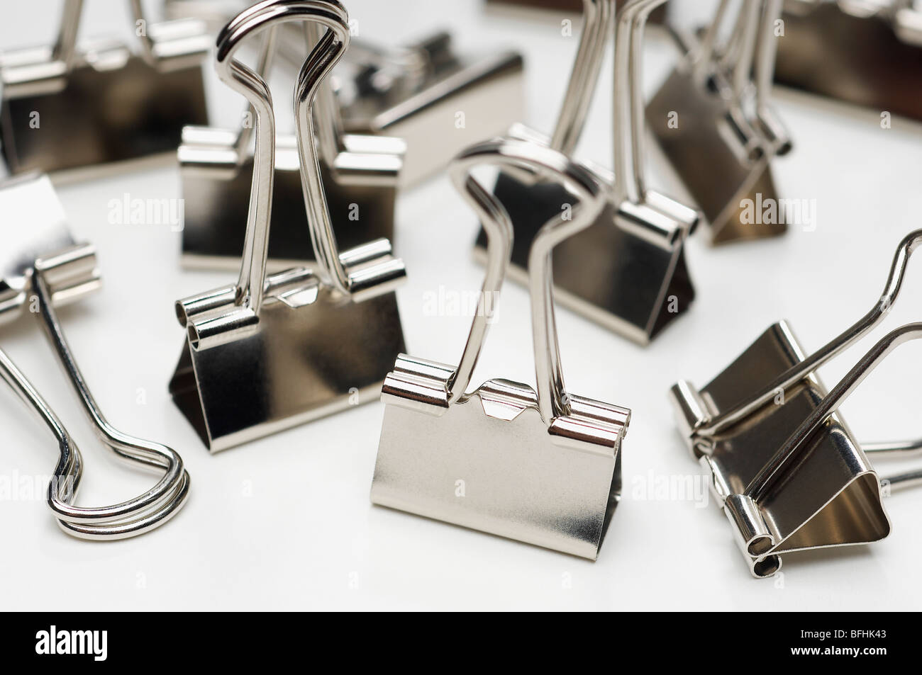 Clip legante su sfondo bianco Foto Stock