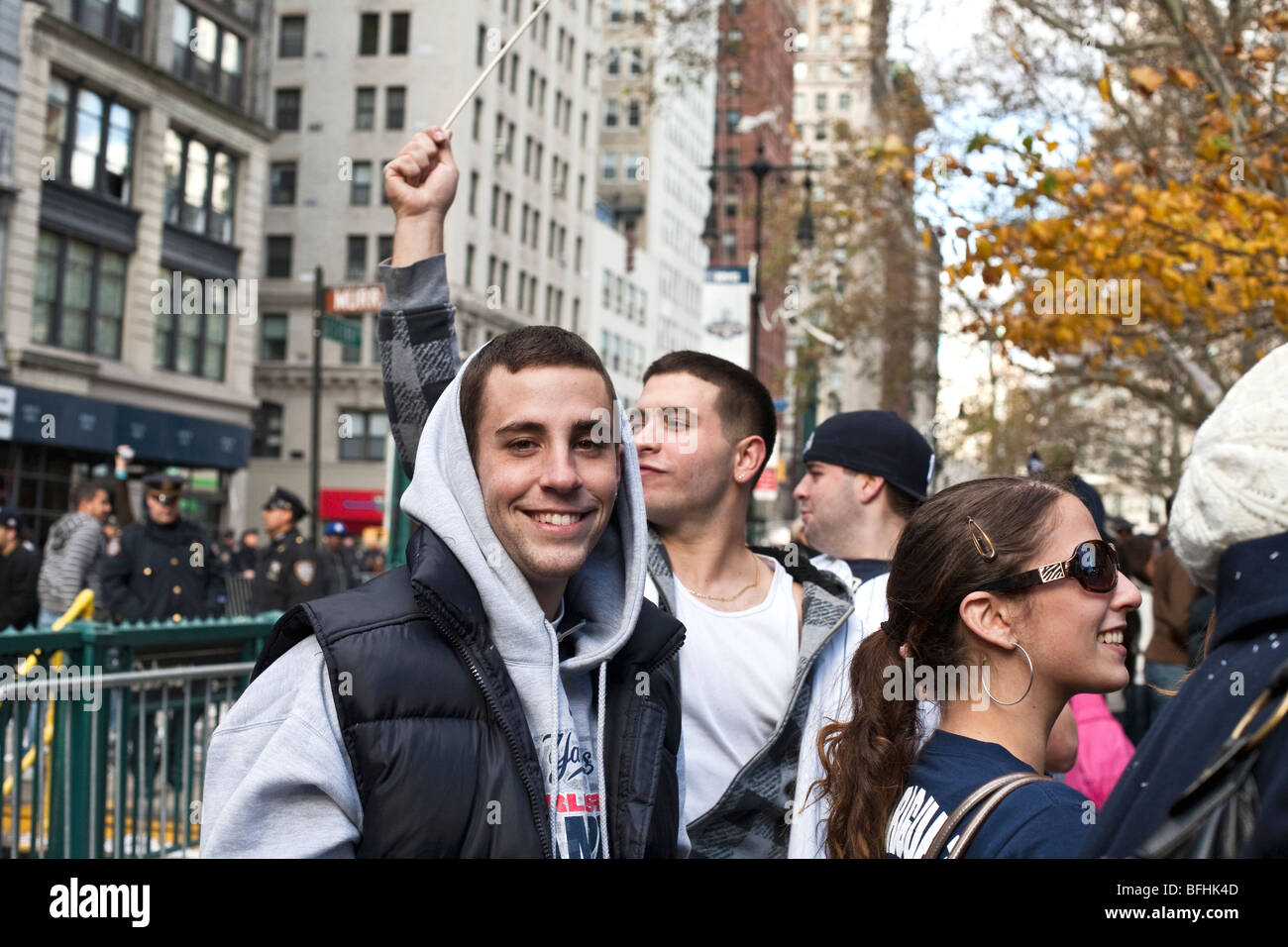 Felice entusiasta eccitato i giovani tifosi festeggiare sul lower Broadway Manhattan dopo gli Yankees 2009 World Series victory parade Foto Stock