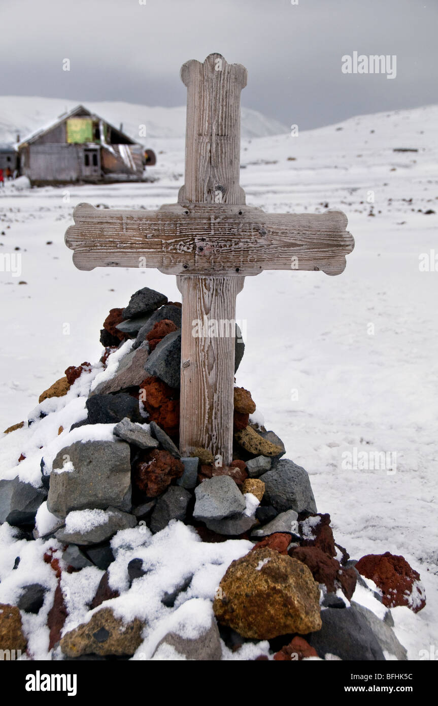 Una croce segna la tomba di un ex abitante di Isola Deception in Antartide, che una volta ospitava una fiorente base di caccia alle balene Foto Stock