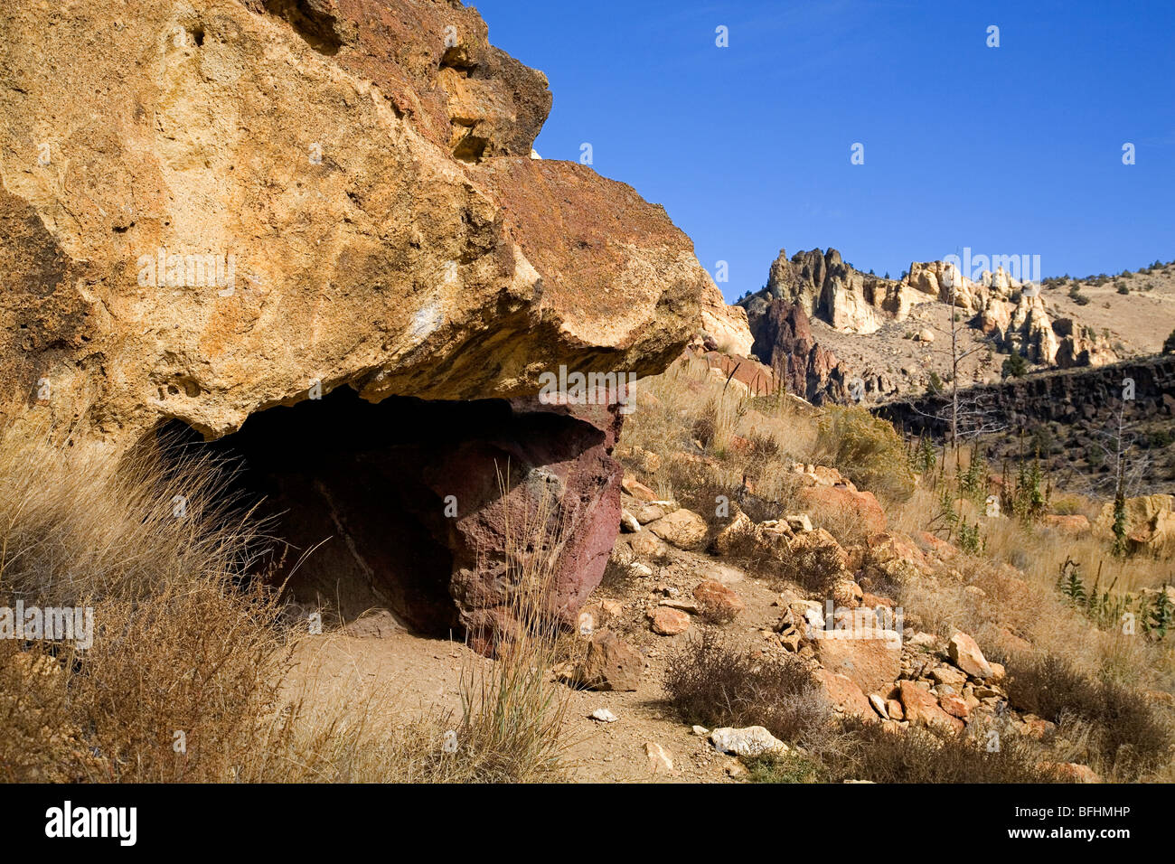 Una grotta o sporgenza shelter in cui neo indiani litici vissuto Foto Stock