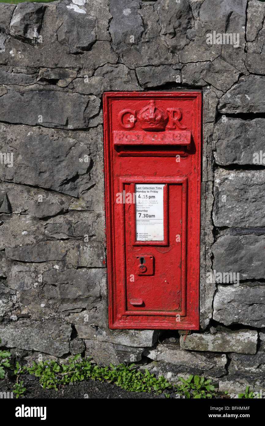 Royal Mail Post scatola incassata nella parete sul ciglio della strada vicino a testa Monsal nel Derbyshire England Regno Unito Foto Stock