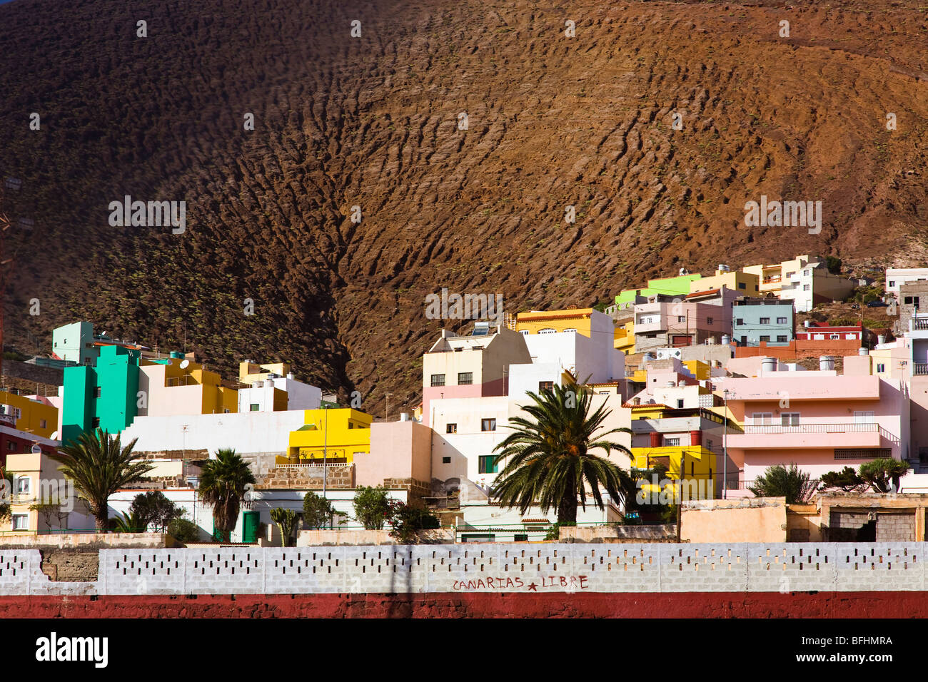 Galdar città con il vulcano dietro. Fotografia scattata nella storica cittadina di Galdar a Gran Canaria. Foto Stock