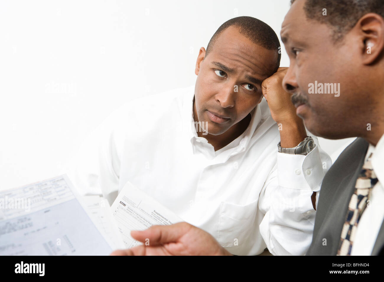 L'uomo Getting cattive notizie finanziarie Foto Stock