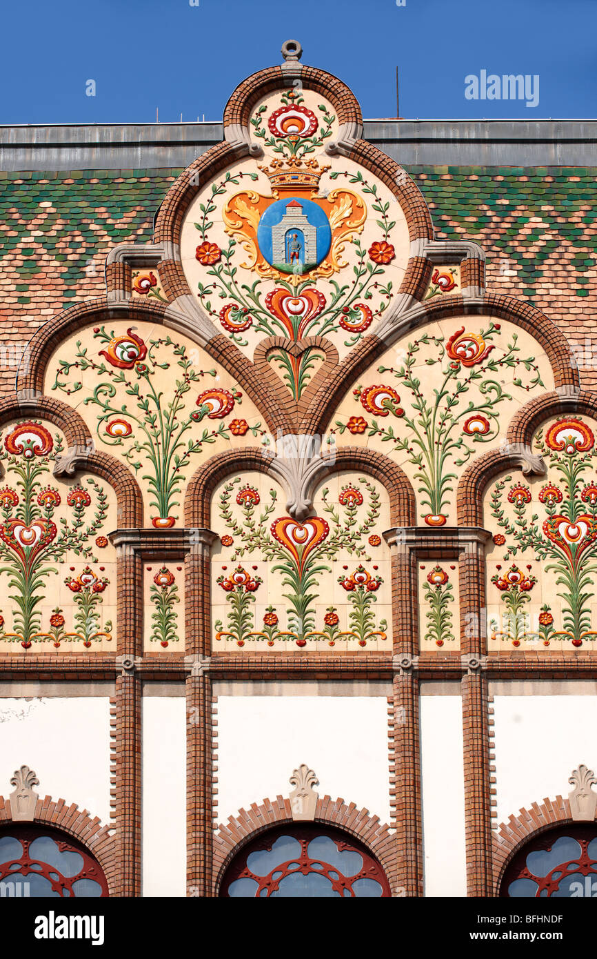 Art Nouveau (szecesszi s Stilus) municipio in stile (1912) con Zolnay piastrelle in ceramica , Kiskunfelegyhaza, Ungheria meridionale Foto Stock