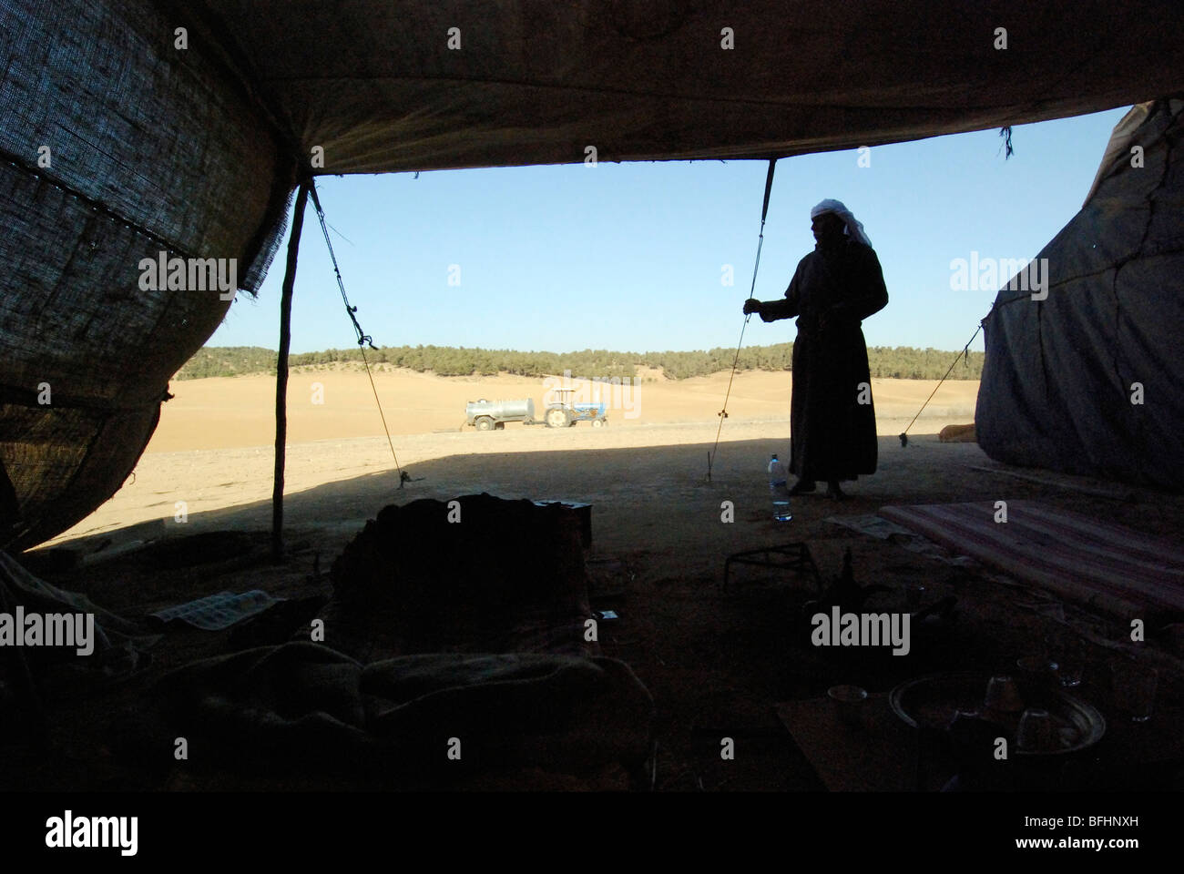 Israele nel deserto del Negev, beduini l uomo nella sua tenda Foto Stock