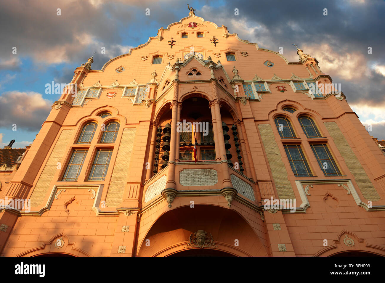 Art Nouveau (Sezession) Municipio progettato da Odon Lechner con piastrelle Zolnay, Ungheria Kecskemet Foto Stock
