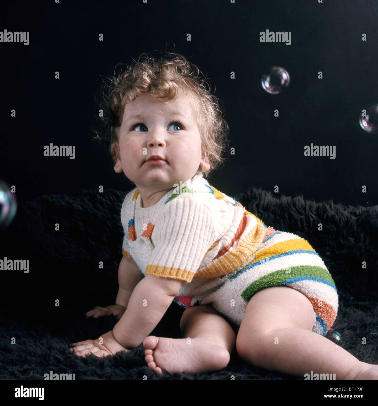 Sei mesi baby affascinato con bolle di sapone Foto Stock
