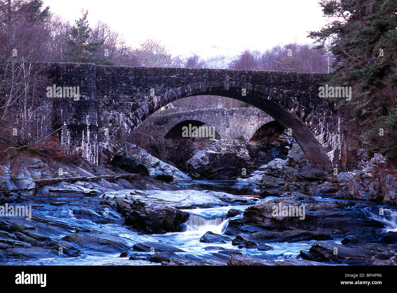 Twin ponti di pietra inverno highlands scozzesi Scozia Scotland Foto Stock