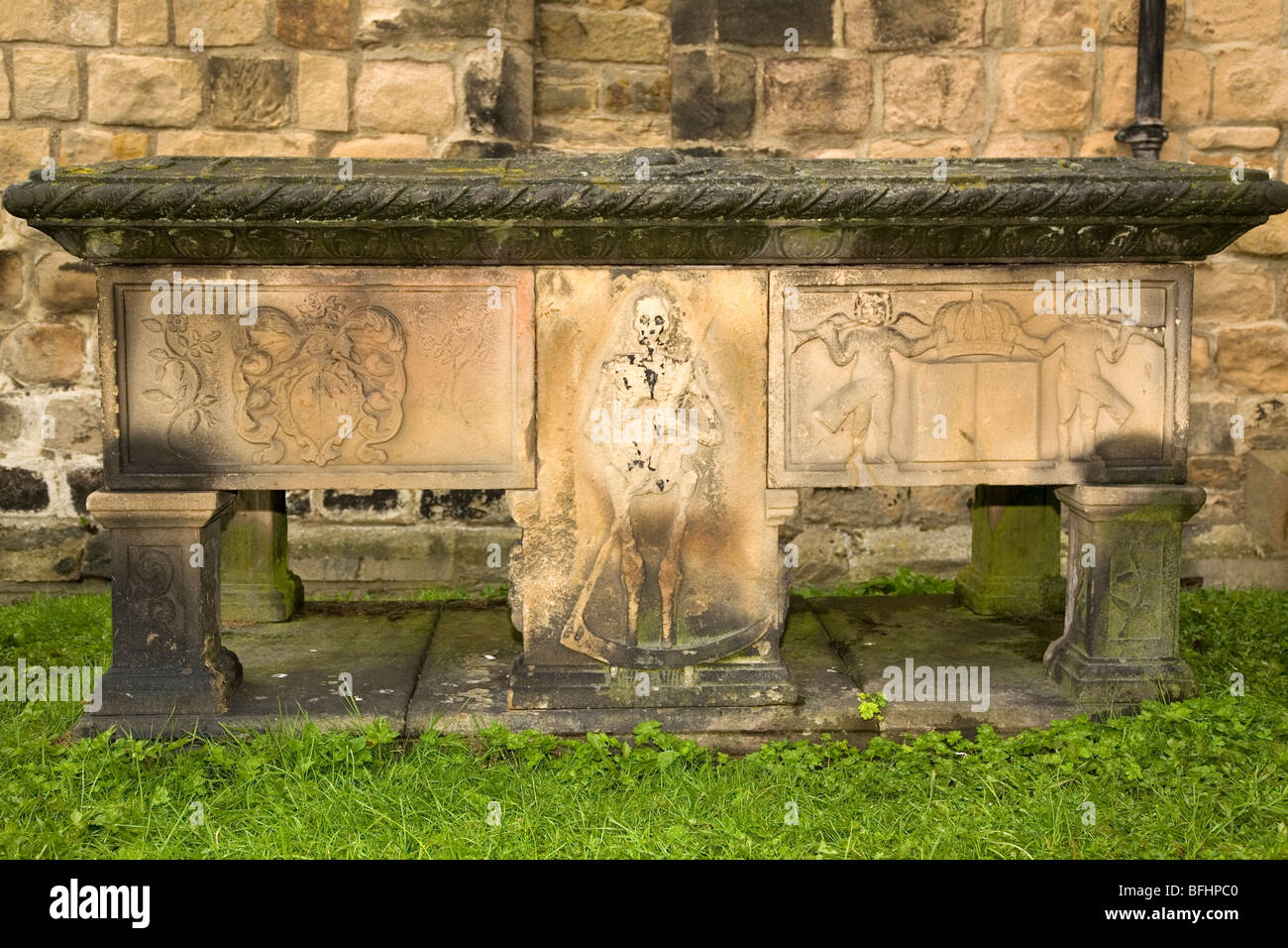 Un sarcofago decorate in motivi della chiesa di Santa Maria a Barnard Castle, nella contea di Durham, Inghilterra. Foto Stock