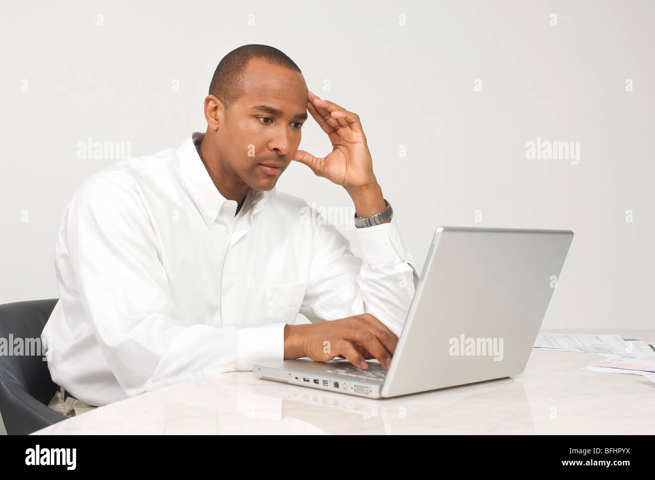 Uomo che utilizza un notebook Foto Stock