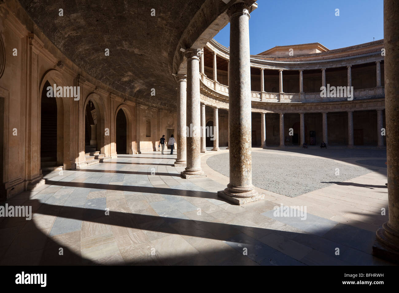 Arcade e cortile del palazzo di Carlo V, Alhambra di Granada, Spagna Foto Stock