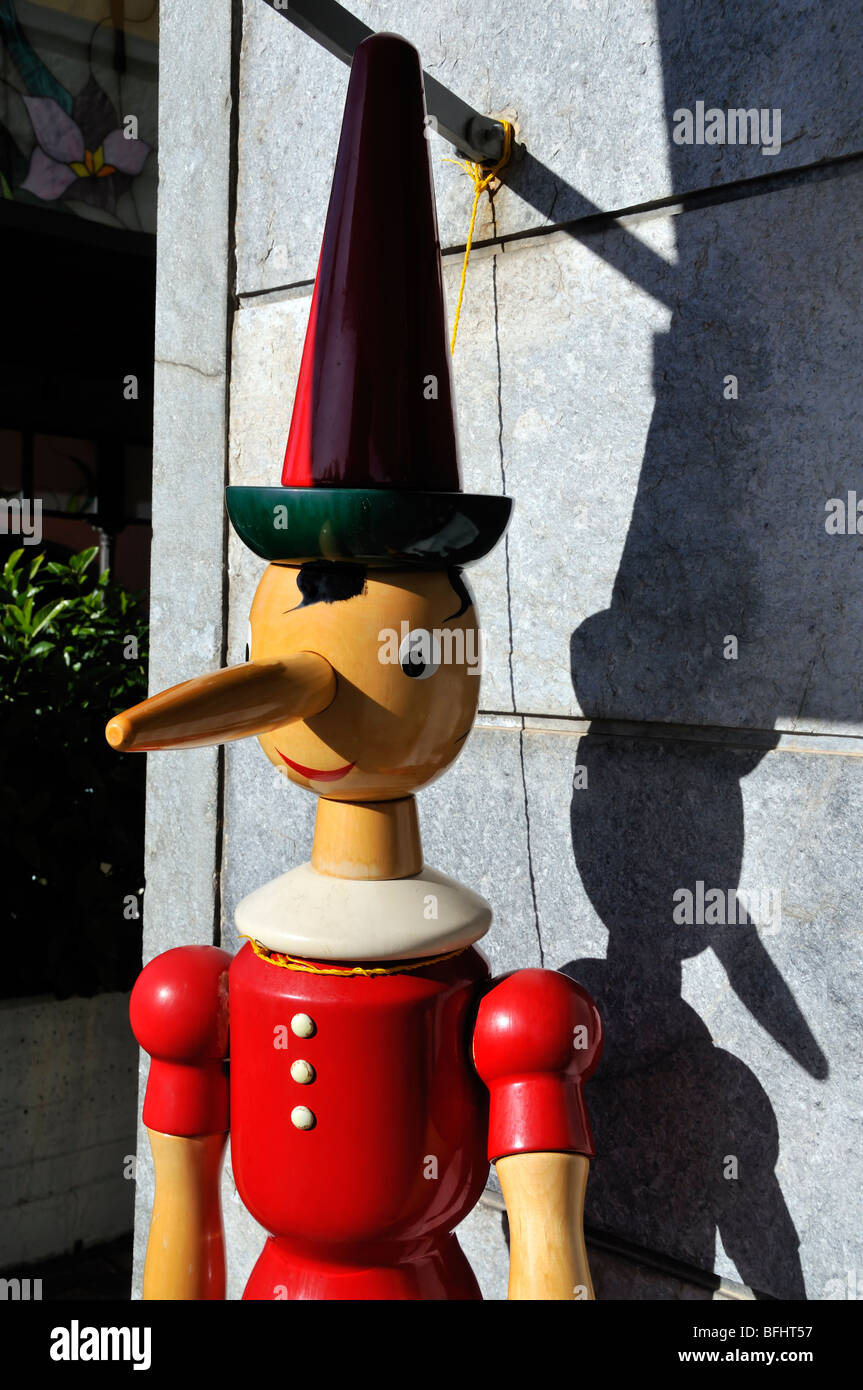 Pinocchio statua in legno, Italia Foto Stock