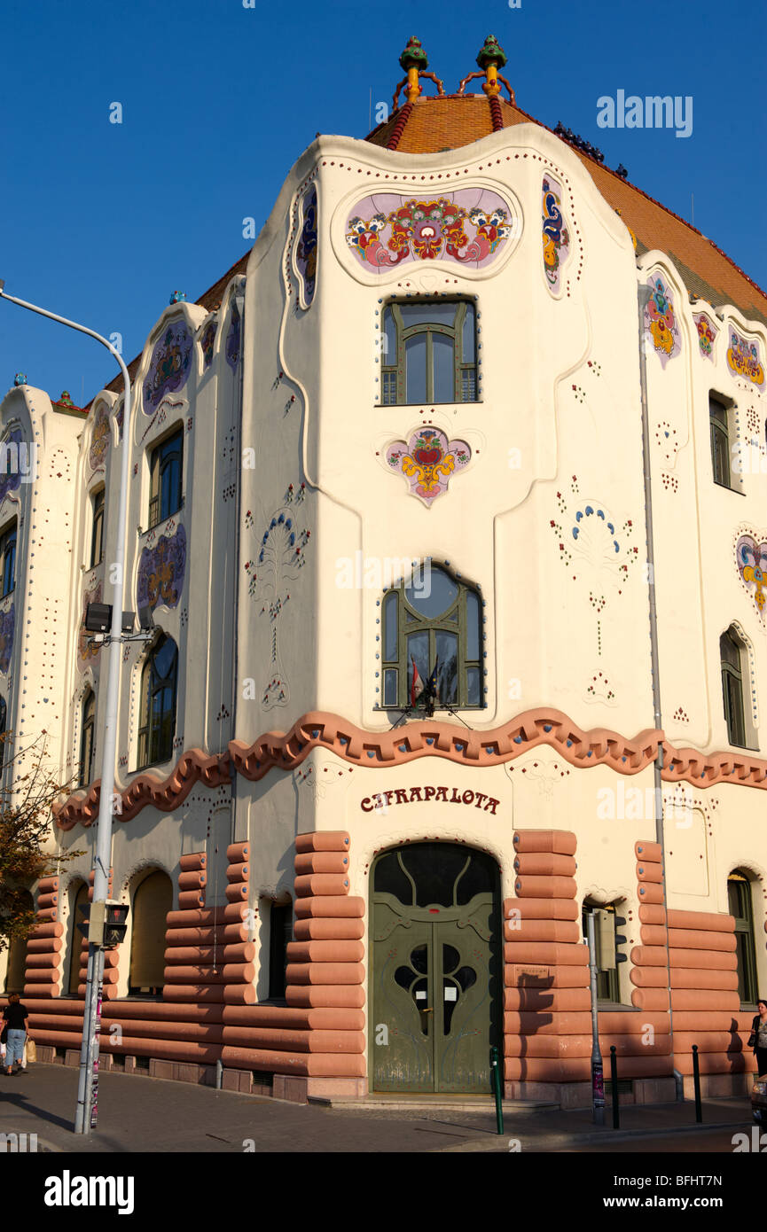 Il 1902 Art Nouveau (Sezesszion) Cifra Palota (Cifra Palace) con piastrelle Zolnay, Ungheria Kecskemet Foto Stock