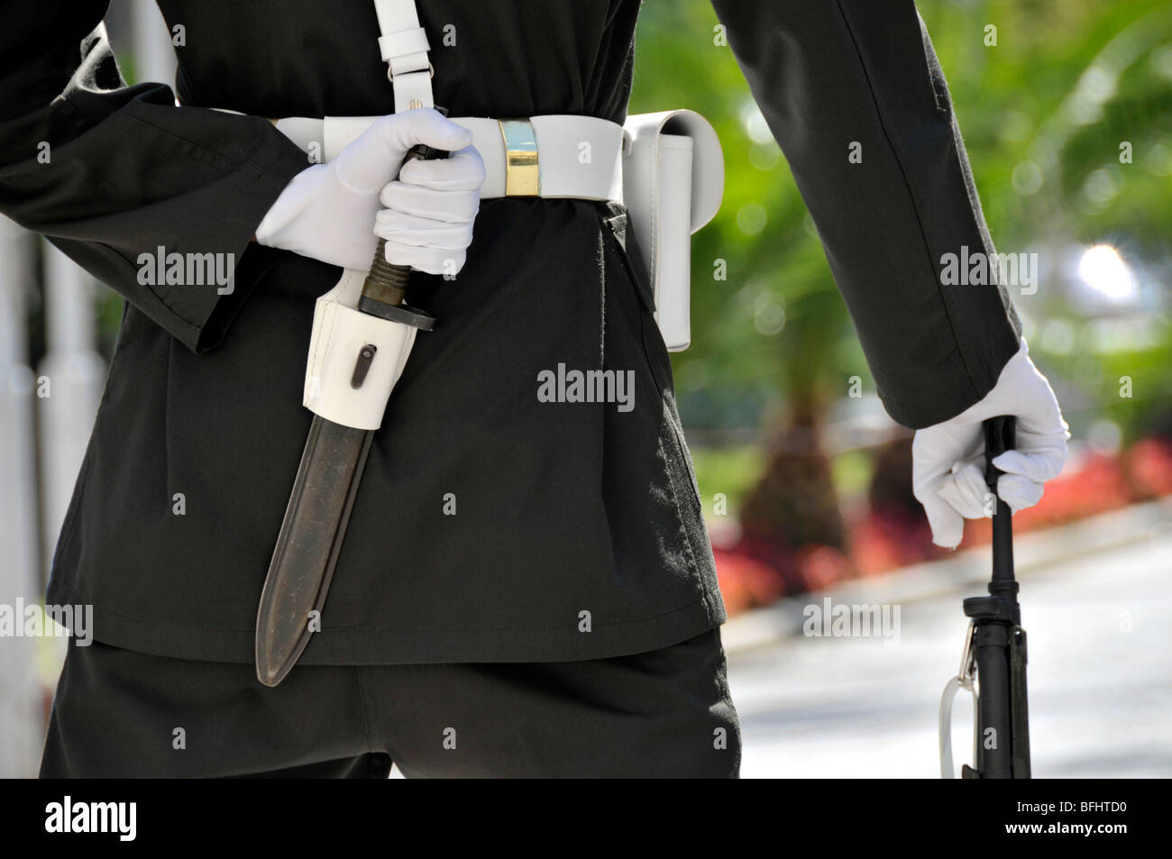 Il retro del soldato di guardia al di fuori del Palazzo Dolmabahce, Istanbul, Turchia. Mano destra trattiene una pistola e la mano sinistra cela il pugnale dietro la schiena. Foto Stock
