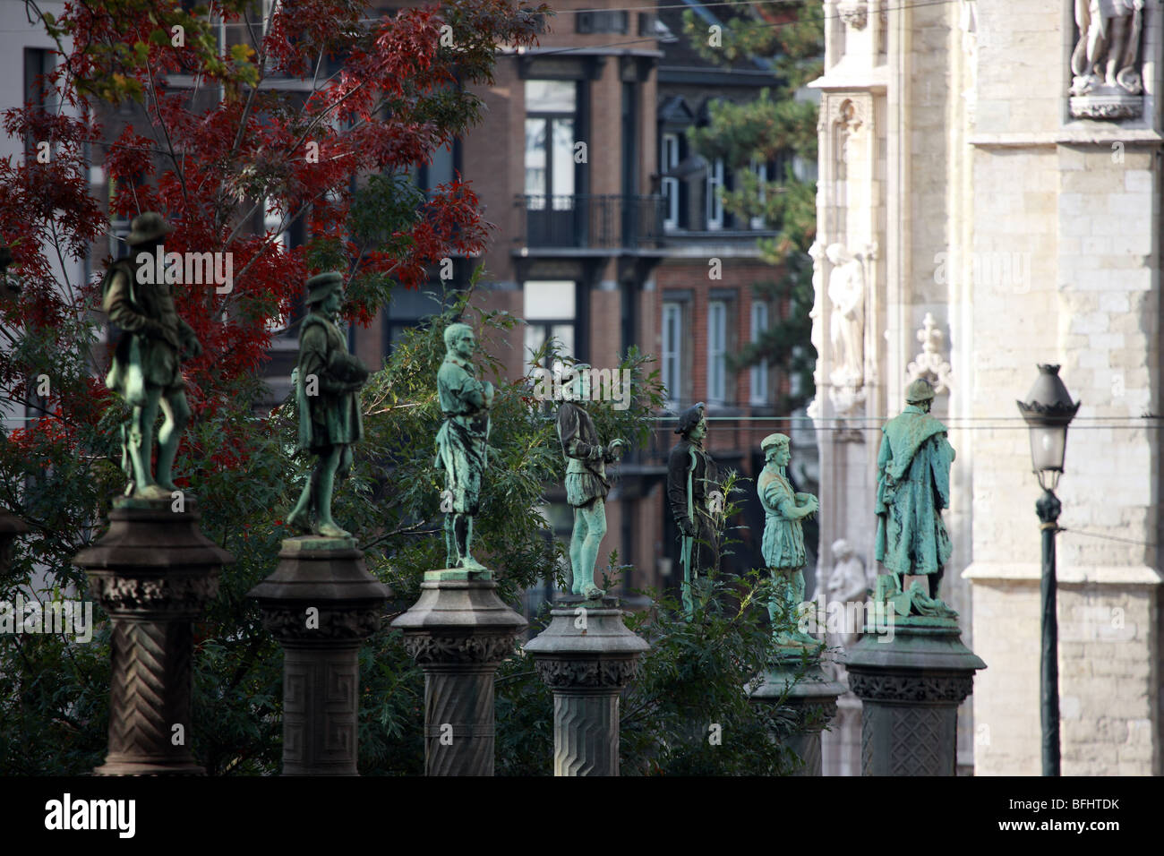 Alcuni dei 48 statue che rappresentano le corporazioni medievali di Bruxelles che circondano la piazza Sablon a Bruxelles Foto Stock