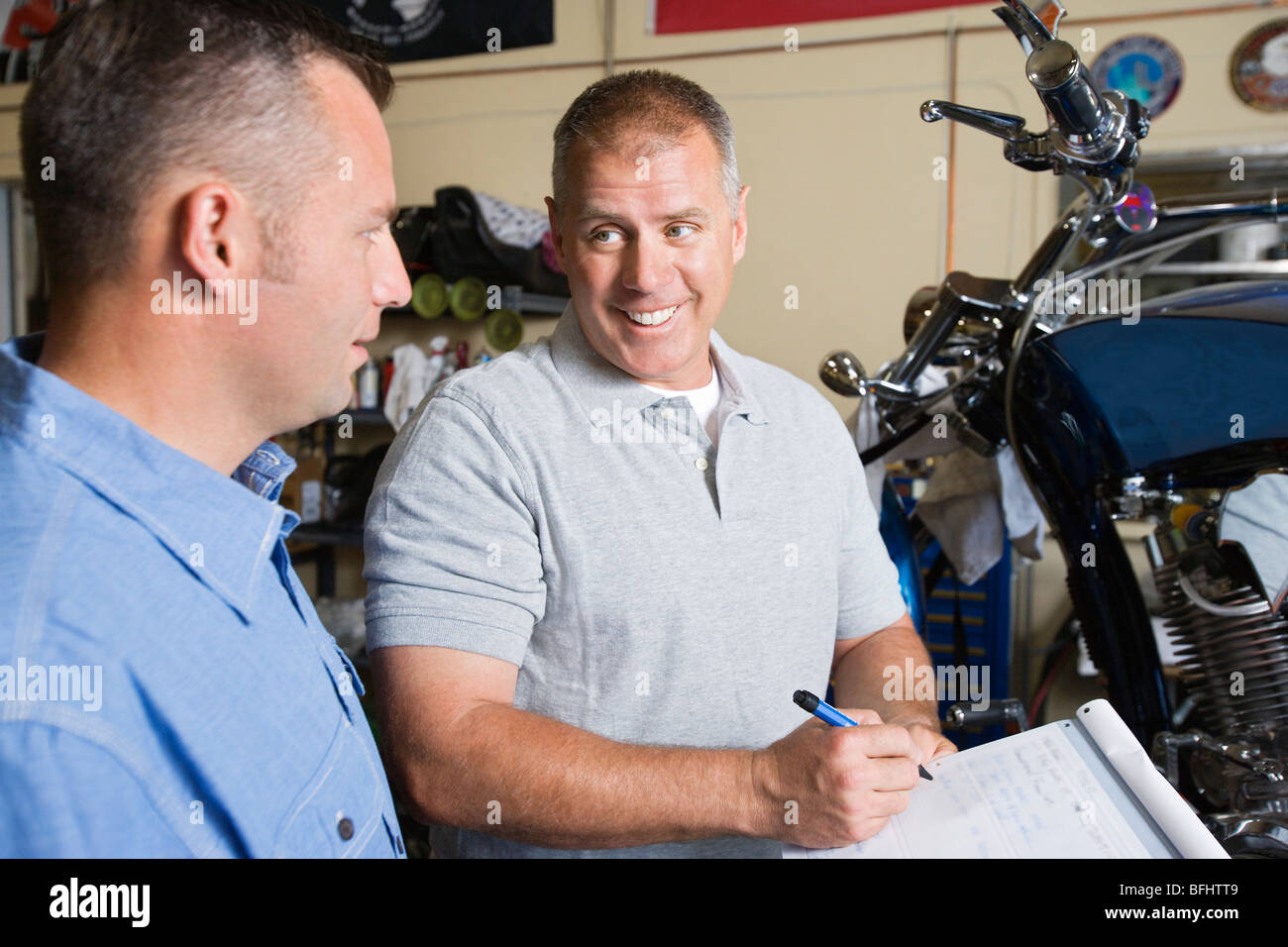 Due meccanici al lavoro Foto Stock