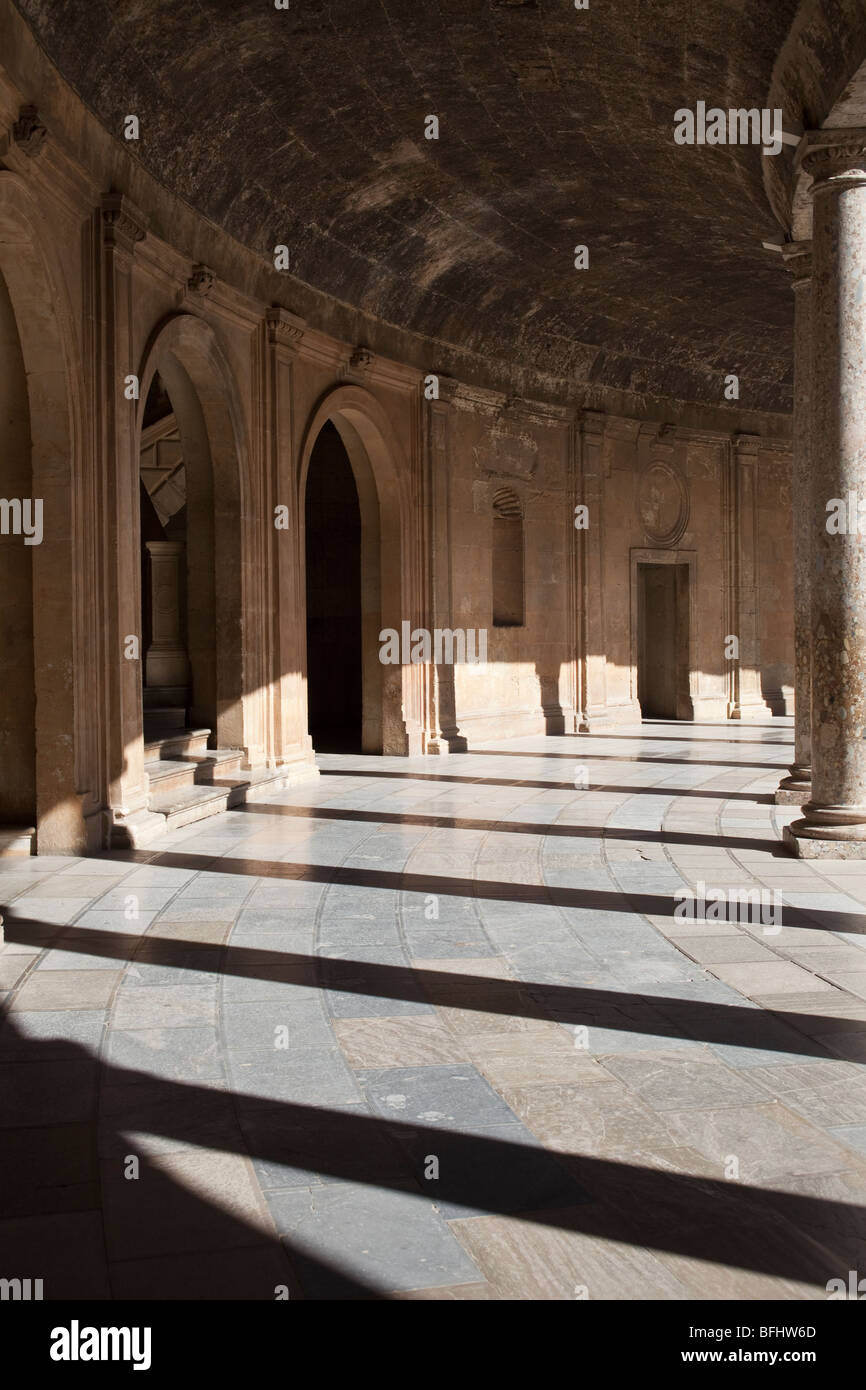 Arcade accanto al cortile del palazzo di Carlo V, Alhambra di Granada, Spagna Foto Stock