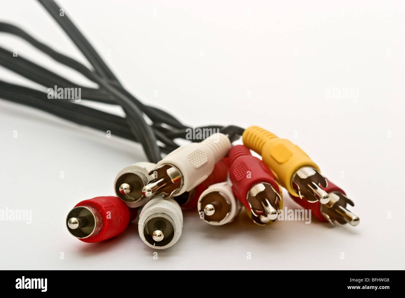 Pila di rosso, bianco e giallo connettori audio attaccato ai fili Foto Stock
