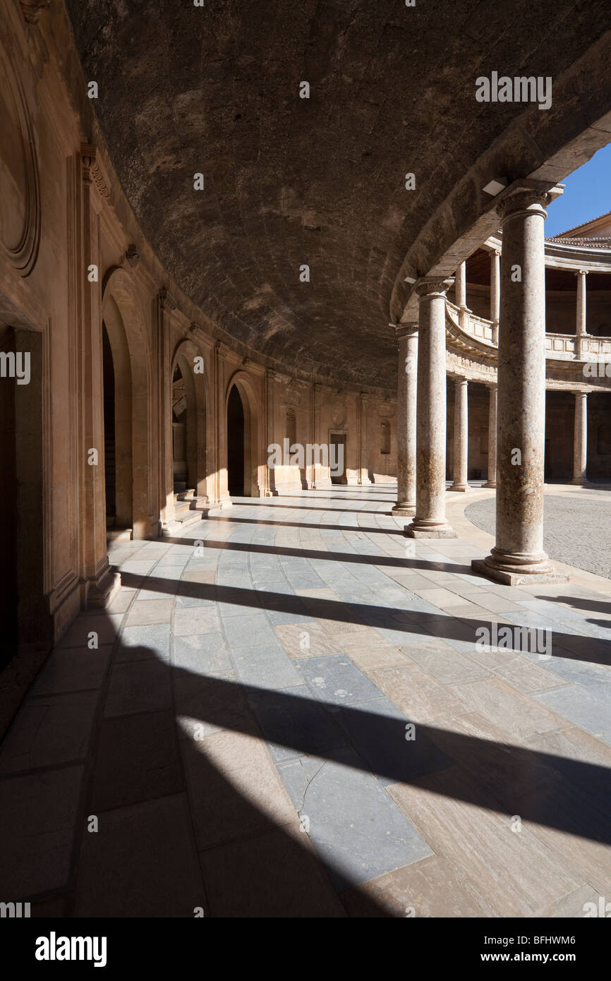 Arcade e cortile del palazzo di Carlo V, Alhambra di Granada, Spagna Foto Stock