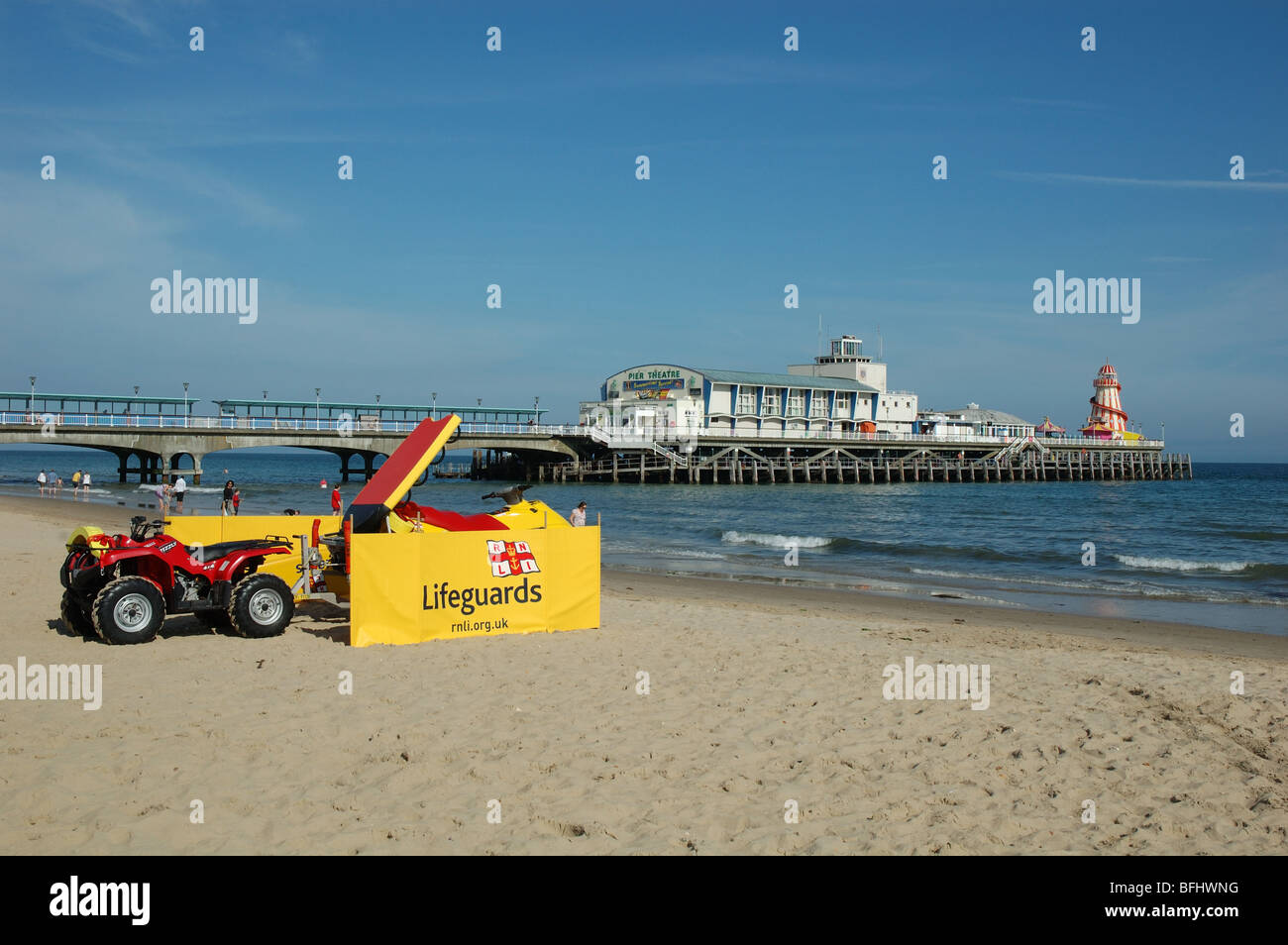 Bagnino RNLI post sulla spiaggia di Bournemouth Dorset, England, Regno Unito Foto Stock