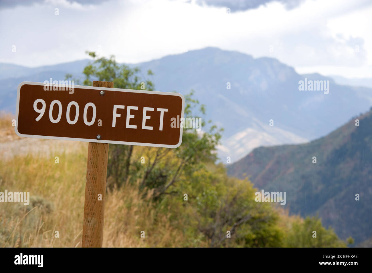 Segno di altitudine ft 9000 piedi. Mt Nebo Utah nella distanza visto dal lago Utah si affacciano sul Monte Nebo ci Loop Scenic Byway Foto Stock