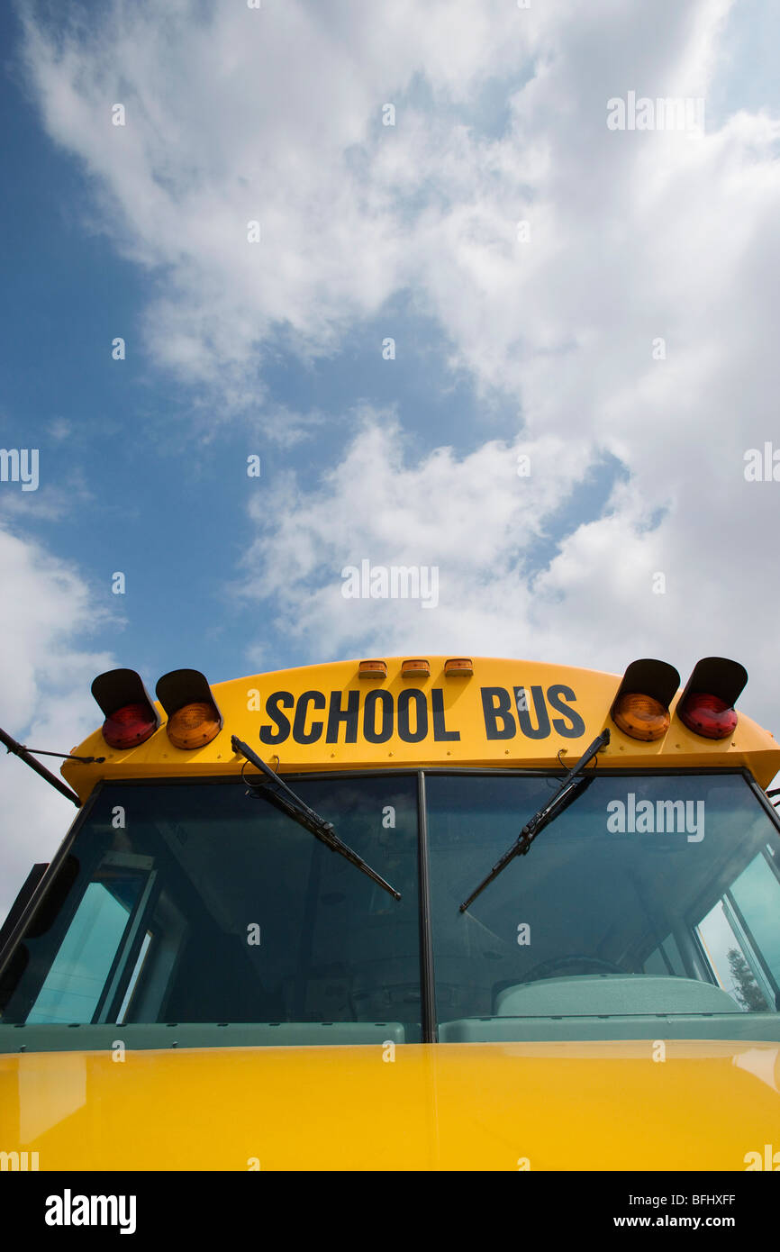 Luci di avvertimento e il parabrezza del bus di scuola Foto Stock