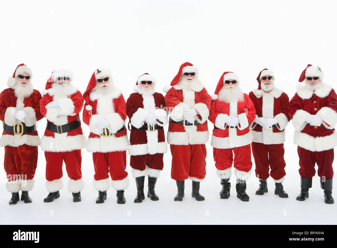 Immagini Natale Uomini.Un Gruppo Di Uomini Vestiti Da Babbo Natale Con Occhiali Da Sole Foto Stock Alamy