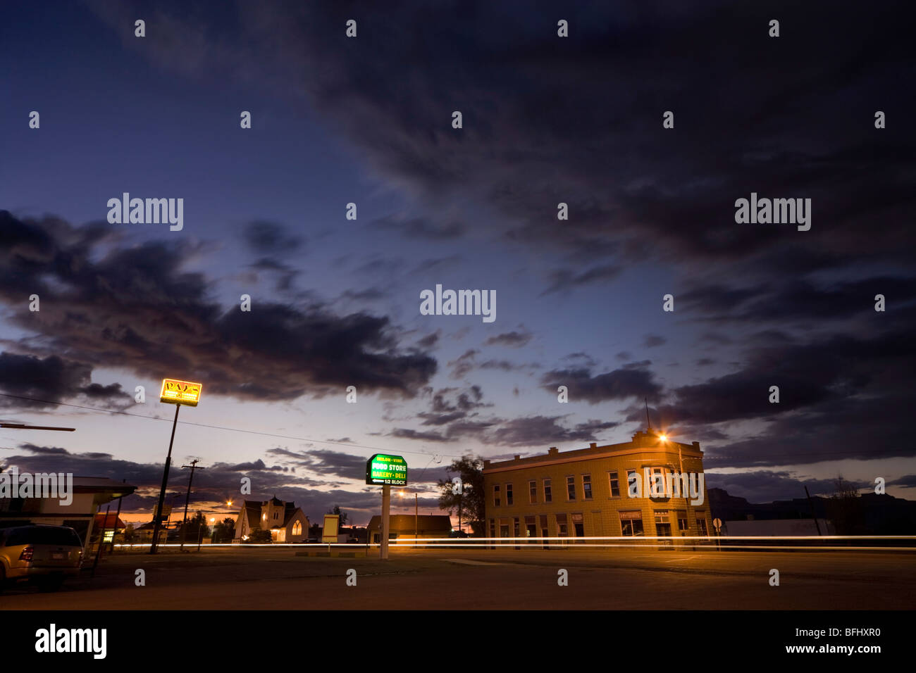 Green River Utah una piccola cittadina della Interstate I-70. Angolo di Main Street e Broadway al crepuscolo. Foto Stock