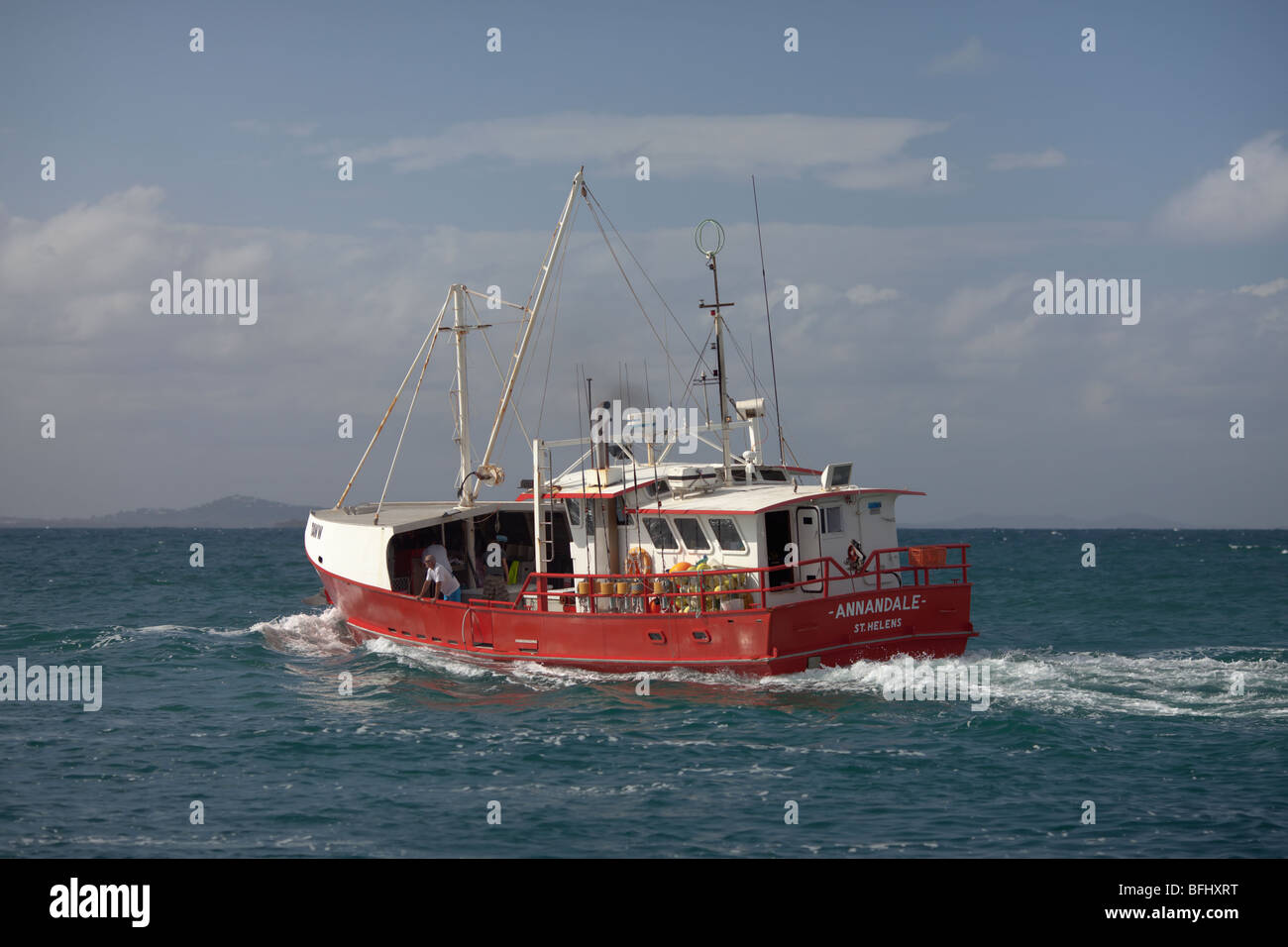 Un peschereccio voce per il mare aperto. Foto Stock