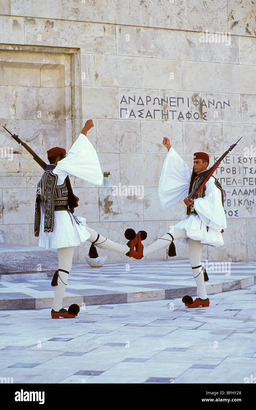 Protezioni Evzone marciando nella parte anteriore del Palazzo del Parlamento, Piazza Syntagma, Atene, Grecia Foto Stock