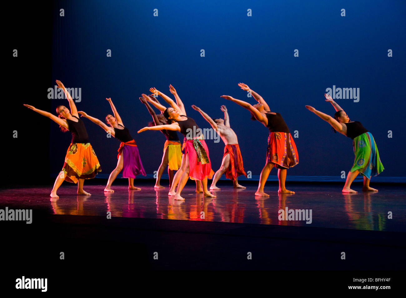 Eseguire presente choreograph modern jazz ballet hip-hop stage per studenti costume di produzione di musica leggera classe rhythm creare creative Foto Stock