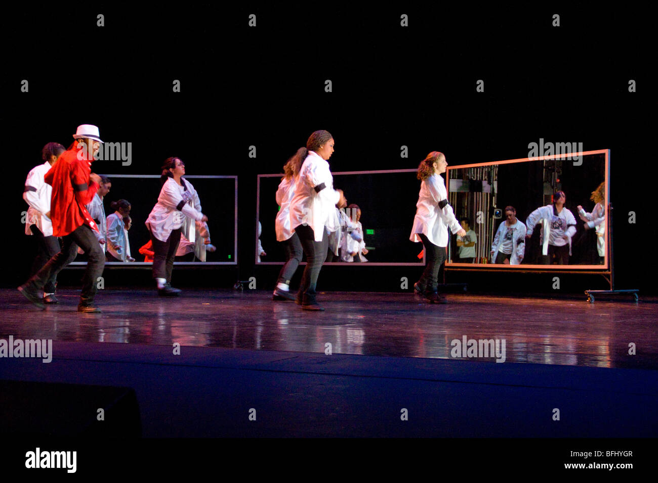 Eseguire presente choreograph modern jazz ballet hip-hop stage per studenti costume di produzione di musica leggera classe rhythm creare creative Foto Stock