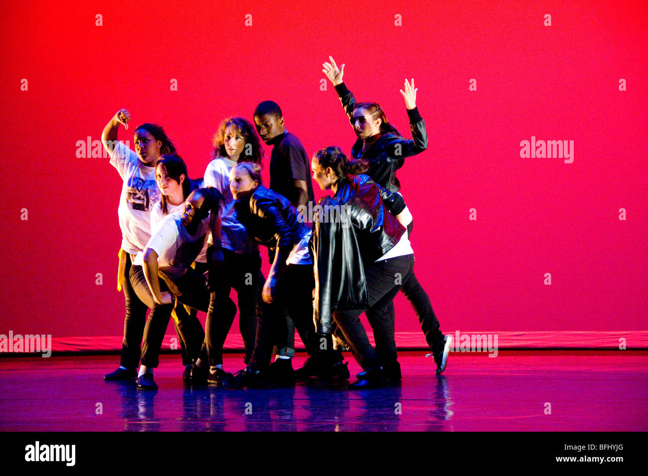 Eseguire presente choreograph modern jazz ballet hip-hop stage per studenti costume di produzione di musica leggera classe rhythm creare creative Foto Stock