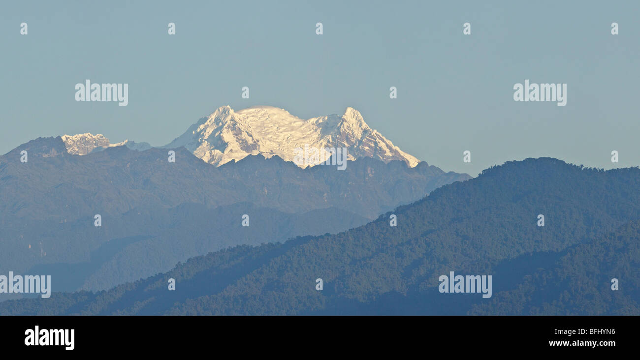 Una vista del versante orientale delle Ande montagne tra cui il vulcano Antisana in Ecuador. Foto Stock