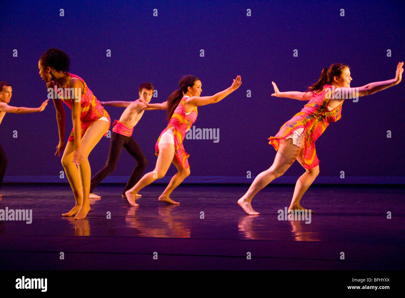Eseguire presente choreograph modern jazz ballet hip-hop stage per studenti costume di produzione di musica leggera classe rhythm creare creative Foto Stock
