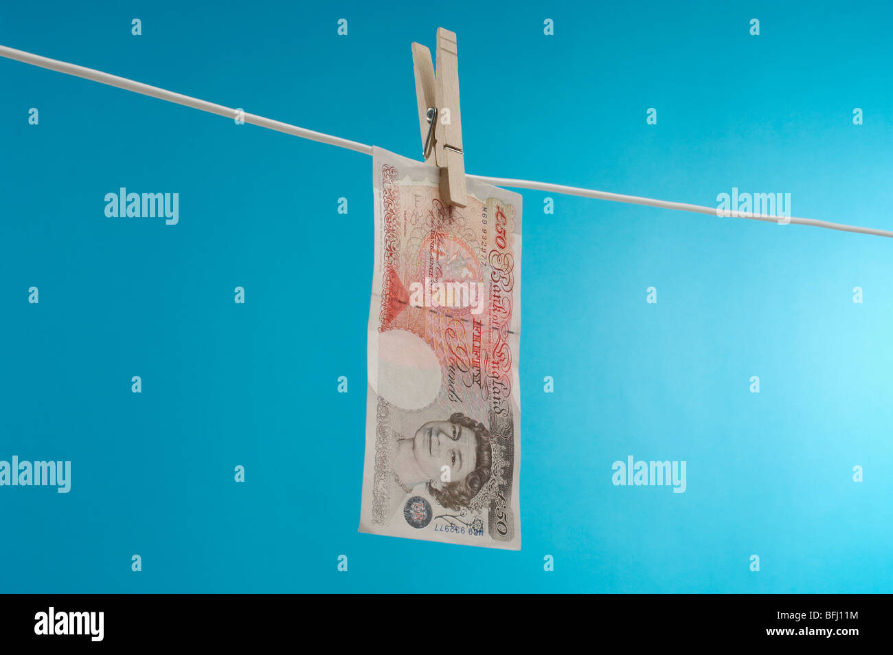 British carta moneta su stendibiancheria Foto Stock