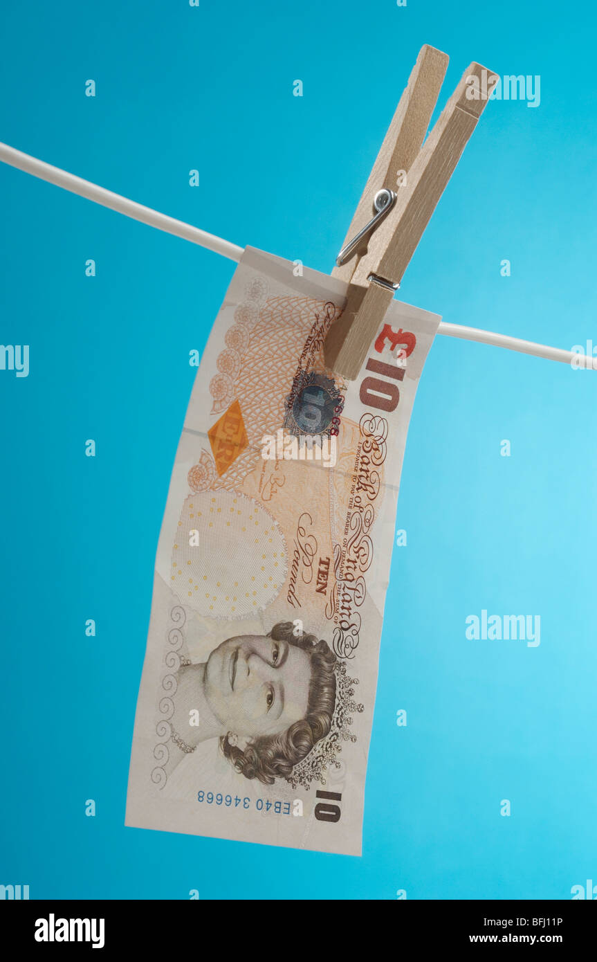 British carta moneta su stendibiancheria Foto Stock