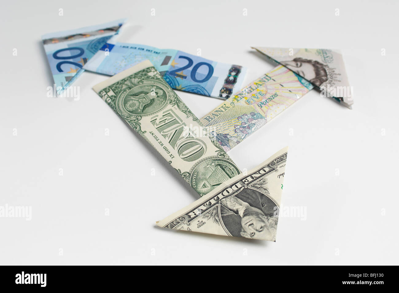 Le frecce fatte di banconote piegato Foto Stock