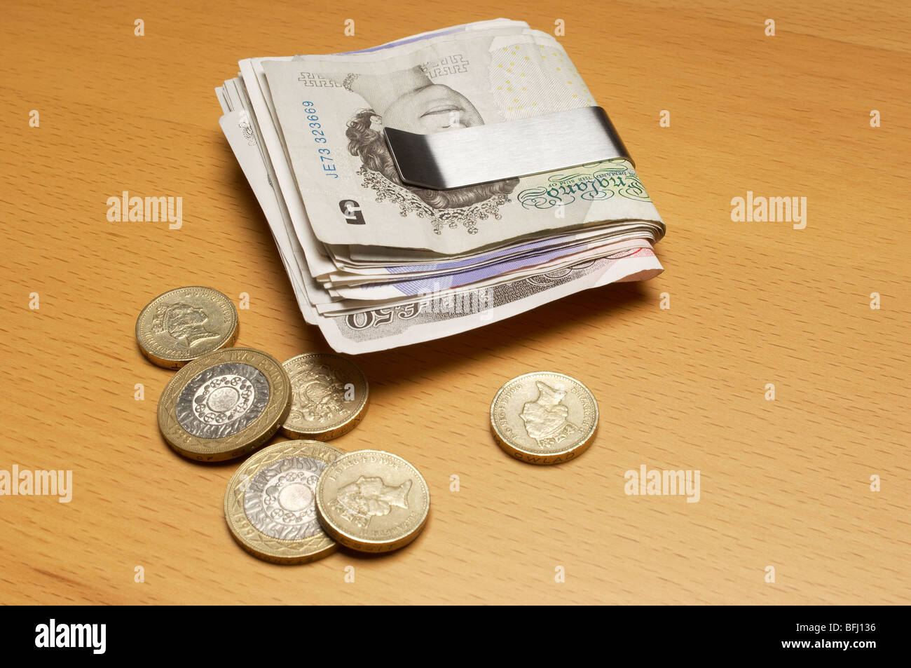 Clip di denaro con le banconote e le monete in euro Foto Stock