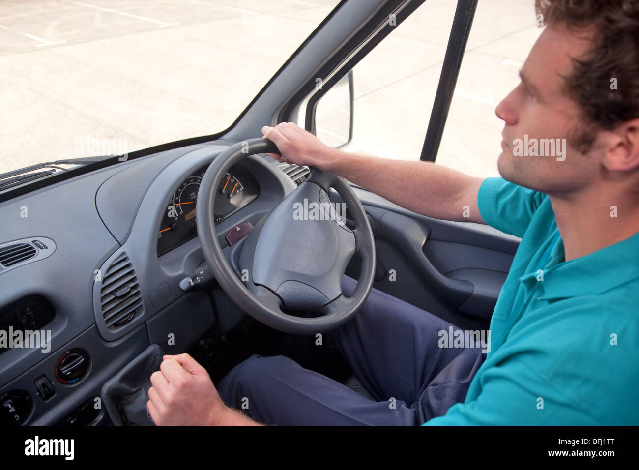 Van driver in un veicolo con guida a destra. Disponibile anche come LHD, il quadro della strumentazione è corretta per entrambe le immagini. Foto Stock