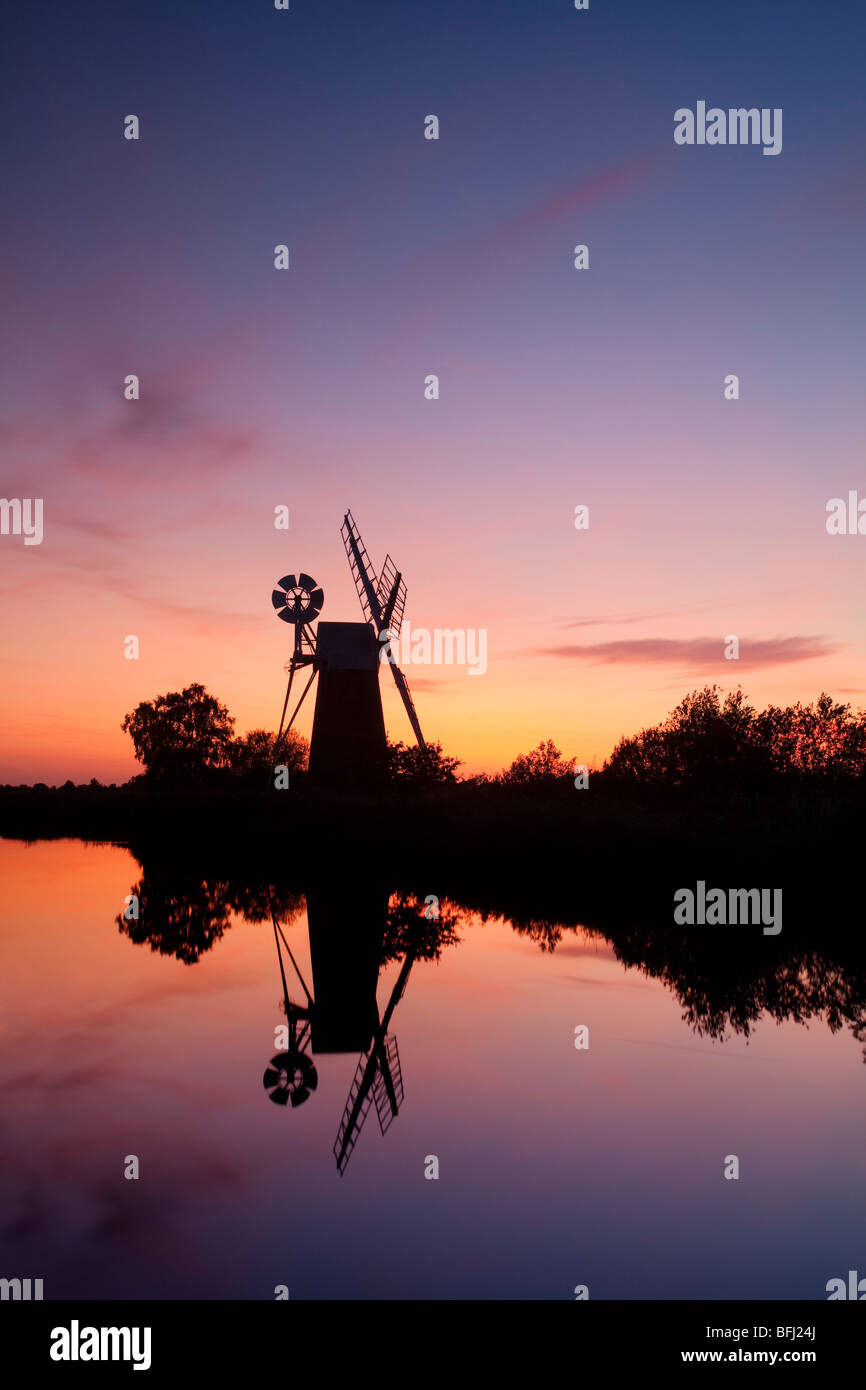 Turf Fen mulino di drenaggio al tramonto sulla Norfolk Broads Foto Stock