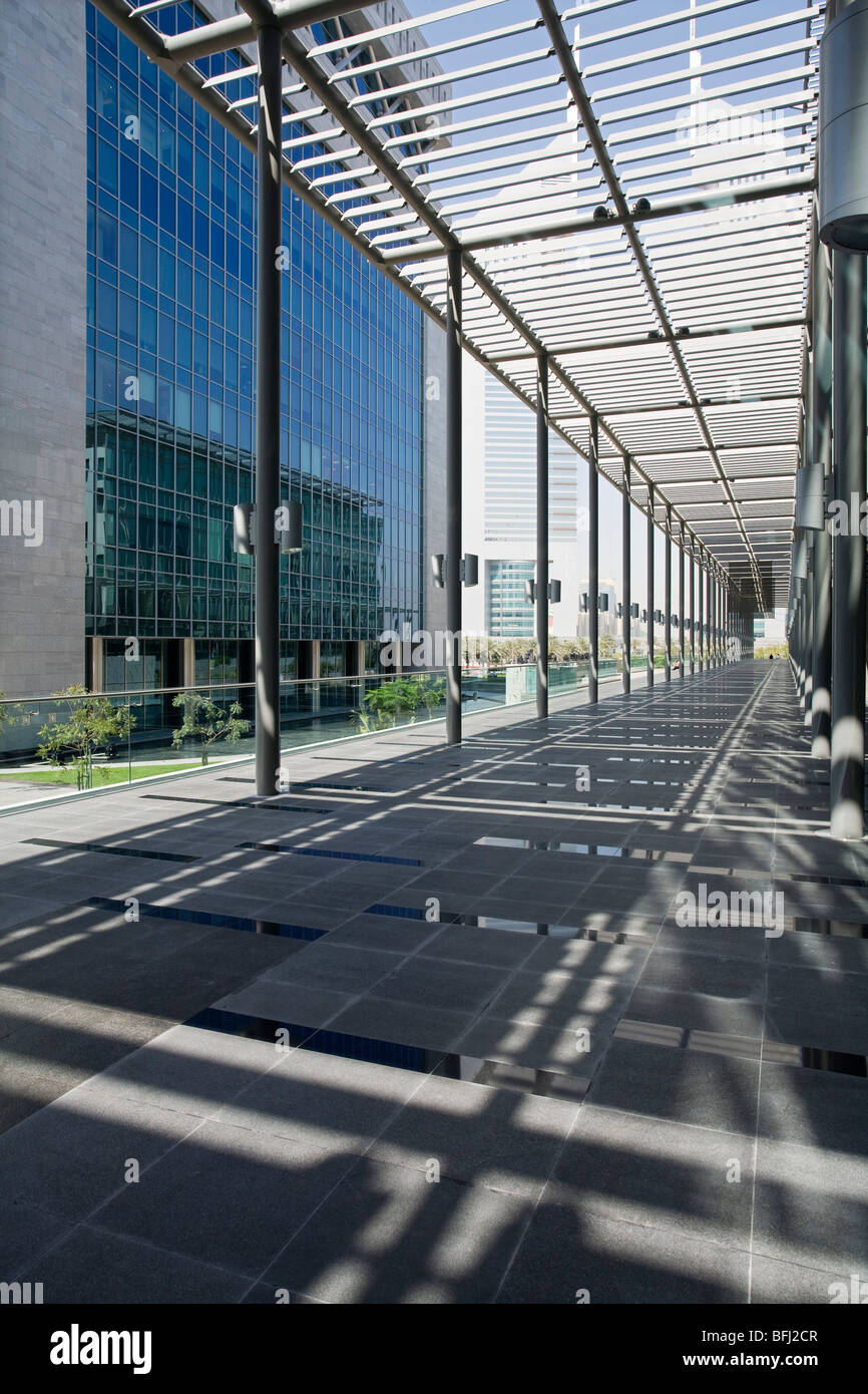 I UAE Dubai, dettagli architettonici di un lungo corridoio esterno al Centro Finanziario Internazionale di Dubai Foto Stock