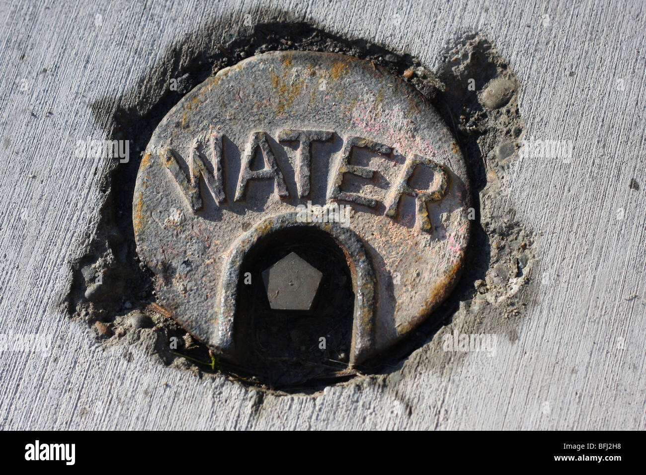 Acqua valvola principale immagine, circondato da cemento colato. Foto Stock