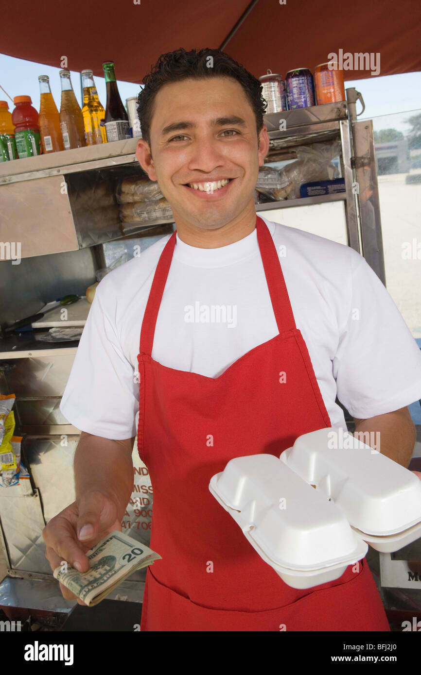 Ritratto maschile di venditore ambulante il contenimento di cibo Foto Stock