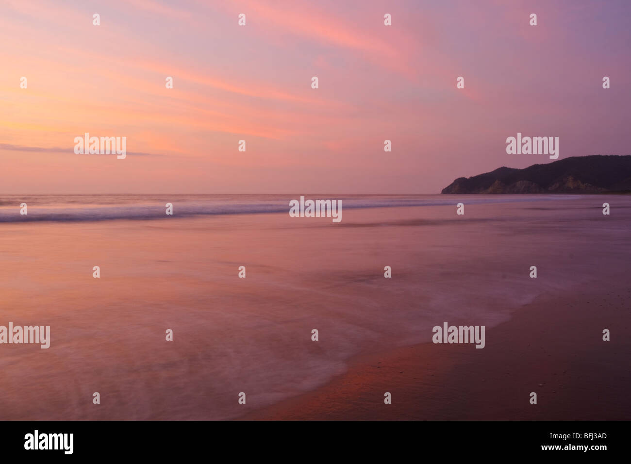 Il sole tramonta sull'Oceano Pacifico lungo la costa dell'Ecuador centrale. Foto Stock