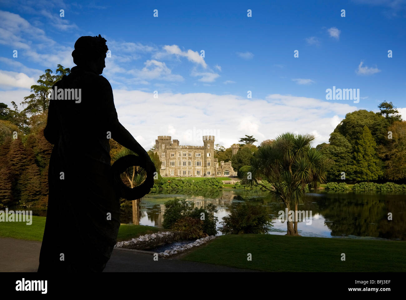 Scultura e lago, XIX Secolo Revival gotico Johnstown Castle, Co Wexford, Irlanda Foto Stock