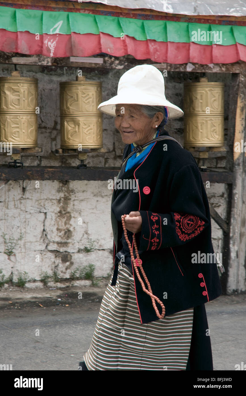 Buddista Tibetana pellegrino donna con beeds camminare il Potala kora in Lhasa Foto Stock